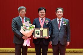 Aju News Corporation Chairman Kwak Young-kil receives Korea University Alumni Award