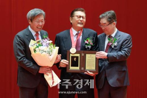[포토] ​​​​​​​허광수 삼양인터내셔널 회장, 자랑스러운 고대인상 수상
