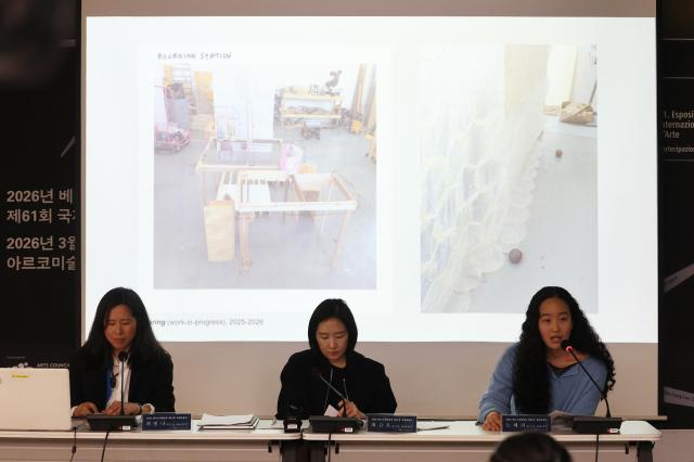 ノ・ヘリ作家が19日ソウル鍾路区アールコ美術館で開かれた2026年ベネチアビエンナーレ第61回国際美術展韓国館展示記者会見で作品を紹介している。左からチェ・ビッナ韓国館芸術監督、チェ・コウン作家、ノ・ヘリ作家。 [写真=聯合ニュース]