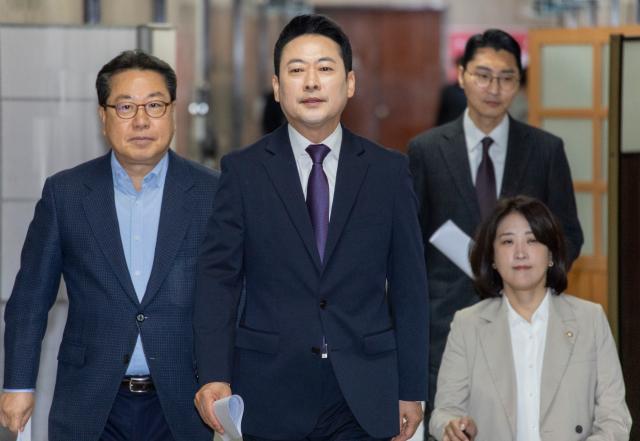 장동혁 국민의힘 대표왼쪽 둘째가 5일 국회에서 기자간담회에 참석하기 위해 이동하고 있다 사진연합뉴스