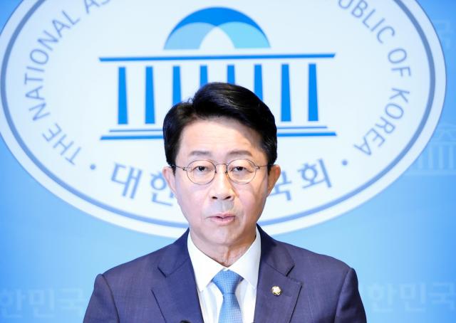 조정식 더불어민주당 의원이 4일 국회 소통관에서 국회의장 선거 출마 기자회견을 하고 있다 사진연합뉴스