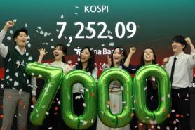 KOSPI Tops 7,000 for First Time as Rally Broadens Beyond Semiconductors