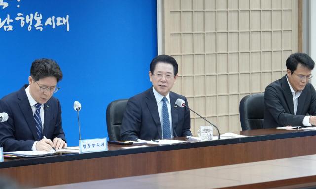 김영록 전라남도지사가 6일 도청 서재필실에서 실국장 정책회의를 주재하고 도정 현안을 논의하고 있다사진전남도