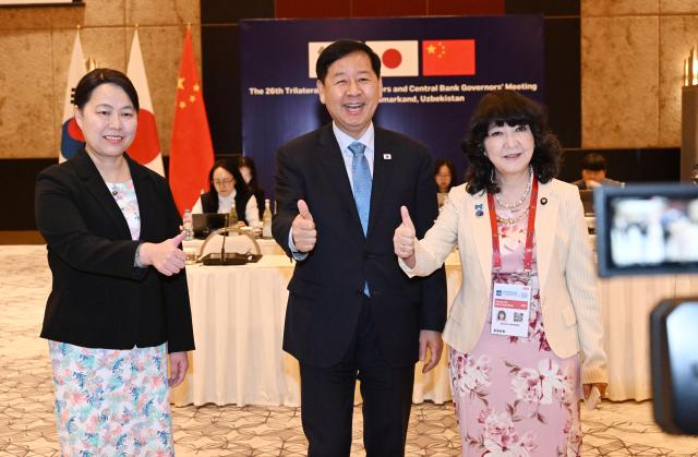 ASEAN+3 재무장관회의 및 아시아개발은행ADB 연차총회 참석차 우즈베키스탄 사마라칸트를 방문중인 구윤철 부총리 겸 재정경제부 장관이 5월 3일현지시간 힐튼호텔에서 열린 한중일 재무장관회의를 주재 회의 시작에 앞서 각국 대표간 사전환담을 하고 있다사진재정경제부