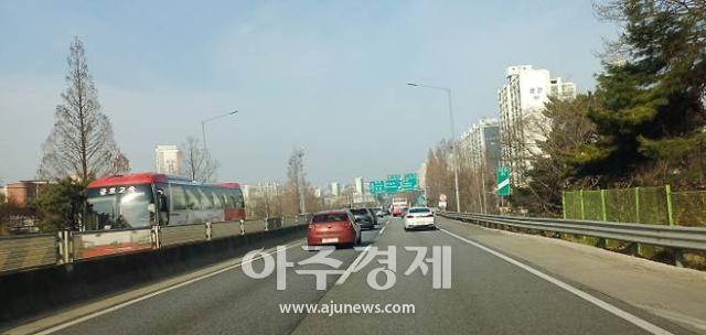 광주와 전남을 잇는 대중교통망을 구축하기 위한 논의가 활발하다 통합특별시 출범을 계기로 실현될 지 관심이 모아지고 있다 사진은 호남고속도로 모습 사진광주시 