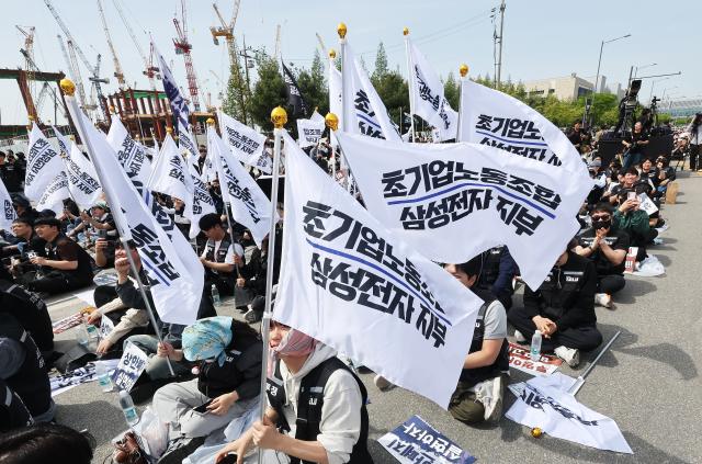 시총 1조클럽 찍은 날, 삼성전자 주주들 거리로…망국 파업 반대 현수막 시위