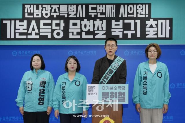기본소득당 용혜인 대표가 6일 기자회견을 열고 개혁 진보 3당의 선거연대를 제안했다 사진독자