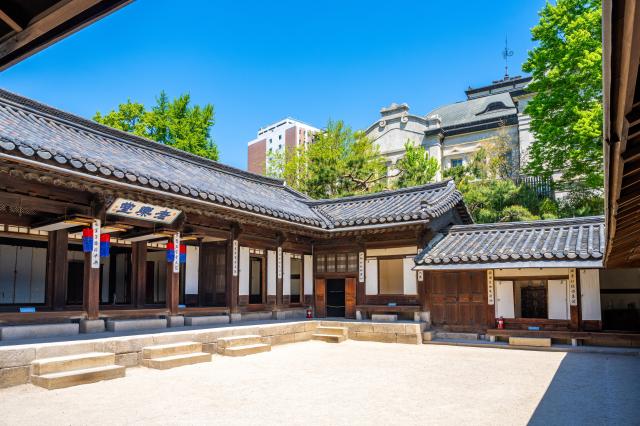 The Western-style residence at Unhyeongung peeks out behind Norakdang, the inner quarters. [Photo=Seoul Tourism Foundation]