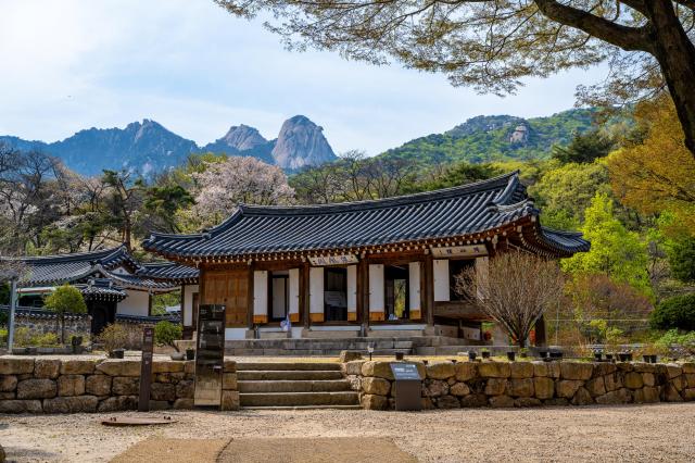 Bukhansan peaks rise behind Bonghwang-gak. [Photo=Seoul Tourism Foundation]