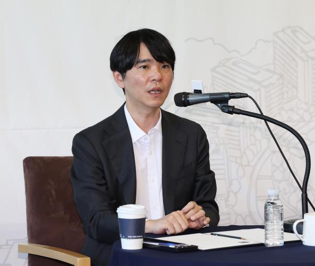 6일 울산과학기술원UNIST 대학본부에서 이세돌 UNIST 특임교수가 토크 콘서트 반상 위로 먼저 온 미래이창호·이세돌이 전하는 인공지능AI 시대의 한 수를 앞두고 열린 기자 간담회에서 질문에 답하고 있다 사진연합뉴스