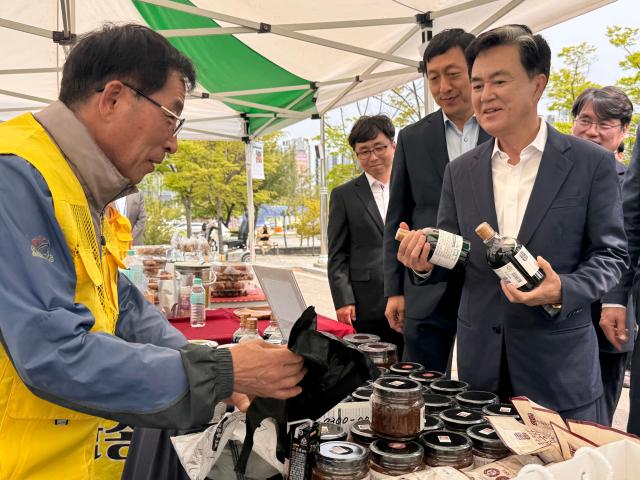 김태흠 충남지사가 상인과 함께 대화하고 있다사진김태흠 충남지사 측