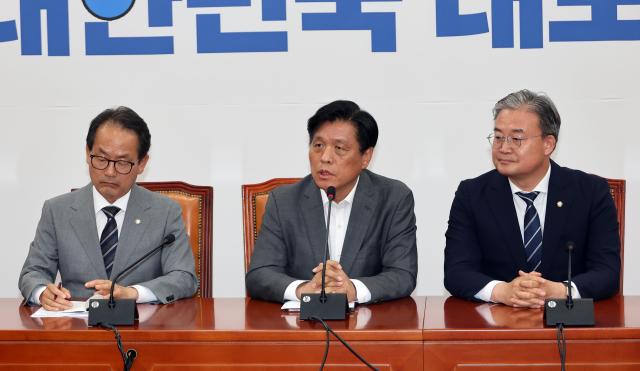 조승래 더불어민주당 사무총장가운데이 6일 국회에서 호남 지역 재보선에 임문영·김의겸·박지원 전략공천과 제주 서귀포에 김성범 대구 달성에 박형룡 보선 공천 결과와 관련한 질문에 답하고 있다 왼쪽은 강준현 수석대변인 오른쪽은 이연희 전략기획위원장 사진연합뉴스