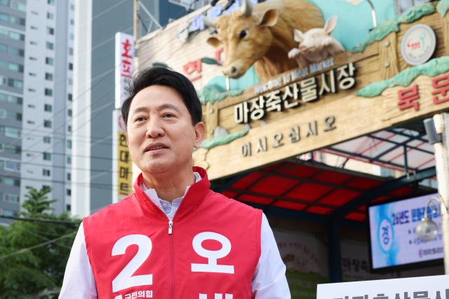 오세훈 국민의힘 서울시장 후보가 6일 서울 성동구 마장축산물시장을 방문해 시장혁신 계획을 설명하고 있다 사진오세훈 후보 선거사무실