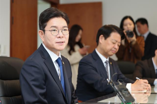 정원오 더불어민주당 서울시장 후보왼쪽가 6일 서울 중구 천주교 서울대교구청에서 서울대교구장 정순택 대주교를 예방해 대화를 나누고 있다 사진연합뉴스
