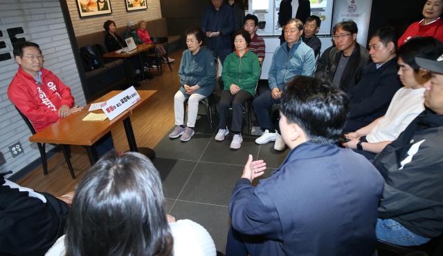 국민의힘 유정복 인천시장 예비후보가 6일 인천 서구 한 카페에서 루원시티 입주자 대표단과 간담회를 진행하고 있다 사진유정복 후보