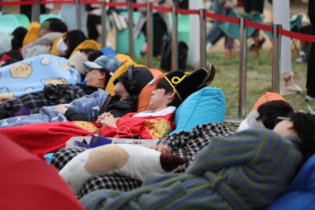 Participants sleep at the '2026 Han River Napping Championship' held at Mulbit Plaza in Yeouido Hangang Park, Yeongdeungpo-gu, Seoul, May 2, 2026. AJP Han Jun-gu
