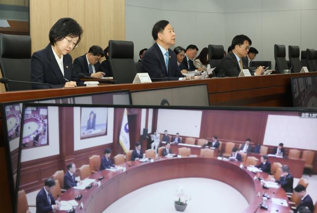 구윤철 부총리 겸 재정경제부 장관이 7일 세종시 정부세종청사에서 열린 민생물가 특별관리 관계장관 TF 회의를 주재하고 있다 사진연합뉴스