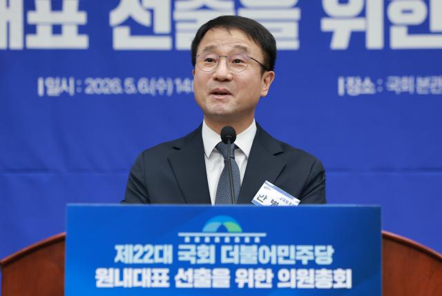 더불어민주당 신임 원내대표로 추대되며 연임에 성공한 한병도 의원이 지난 6일 국회에서 열린 제3기 원내대표 선출 의원총회에 참석해 수락 연설을 하고 있다사진연합뉴스