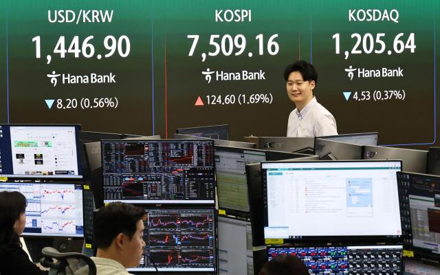 KOSPI briefly tops 7,500 for first time as AI chip rally powers Seoul stocks