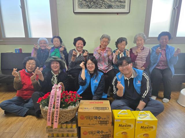 쌍용CE 동해공장이 경로당을 방문해 어르신들에게 어버이날 맞이 위문활동을 실시하고 있다 사진쌍용CE 동해공장