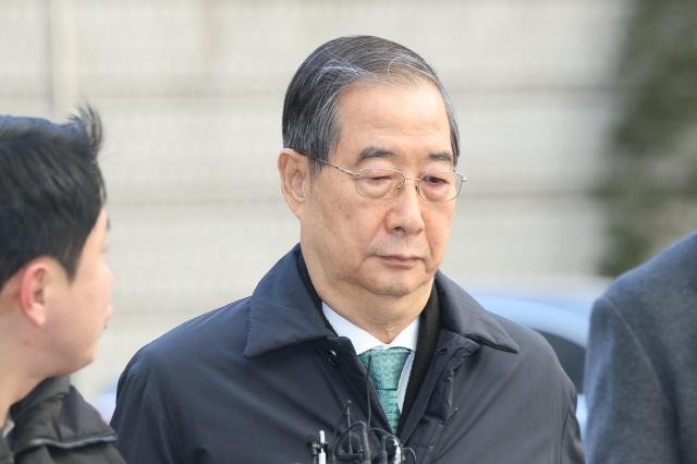 내란 우두머리 방조 혐의를 받는 한덕수 전 국무총리가 21일 서울중앙지법에서 열린 1심 선고 공판에 출석하고 있다 사진연합뉴스