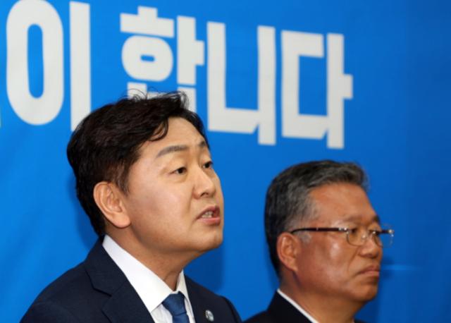 김관영 전북특별자치도 예비후보왼쪽가 7일 전북 전주시 전북도의회에서 무소속 출마를 선언하고 있다 사진연합뉴스