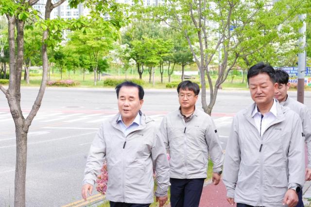 건강걷기 365 실천을 위한 김지철 교육감님과 간부 공무원 도보 출근 모습사진충남교육청