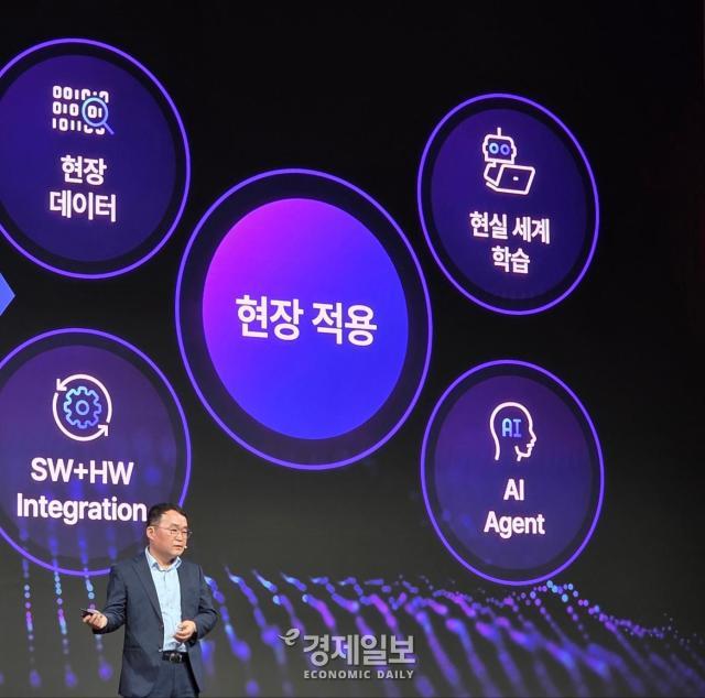 이준호 LG CNS 스마트물류시티사업부장 전무가 발표를 진행하고 있다 사진류청빛 기자