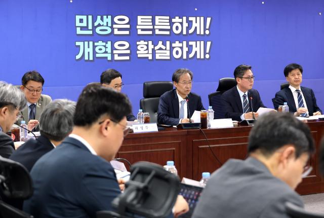 7일 국회 의원회관에서 열린 중동전쟁 경제대응특위 5차 회의에서 유동수 위원장이 인사말을 하고 있다사진연합뉴스