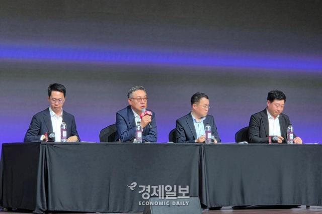 왼쪽부터 홍진헌 LG CNS 전략담당 상무 현신균 LG CNS 사장 이준호 LG CNS 스마트물류시티사업부장 전무 박상엽 LG CNS CTO 상무가 질의응답을 진행하고 있다 사진류청빛 기자