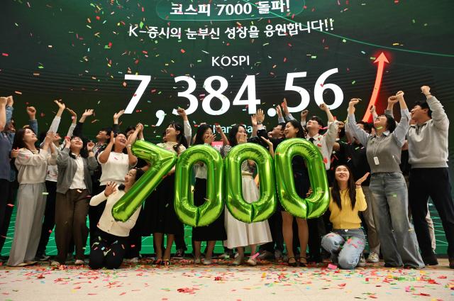 지난 6일 사상 최고가를 경신한 코스피 사진연합 