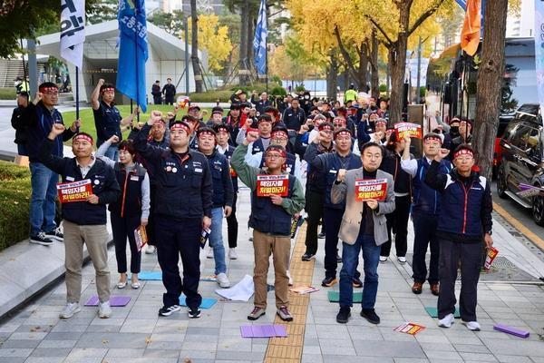 금속노조 경남지부는 지난해 11월 한화그룹노동조합협의회와 오후 2시 서울시 장교동 한화그룹 본사 앞에서 규탄 집회를 개최했다고 밝혔다 이날 참가자들이 구호를 외치고 있다 사진한화오션지회
