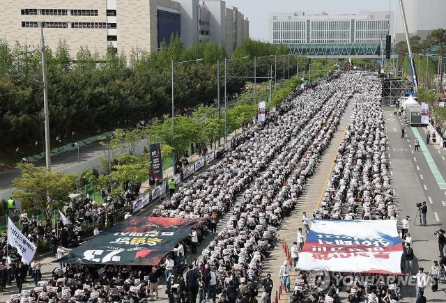 지난달 23일 경기도 평택시에 위치한 삼성전자 평택캠퍼스 앞에서 열린 삼성전자 노동조합 공동투쟁본부의 투쟁 결의대회에서 조합원들이 구호를 외치고 있는 모습 사진연합뉴스
