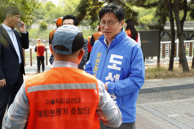7일 도성훈 인천시교육감 예비후보가 중구구민체육센터에서 열린 해양쓰레기 소탕작전 캠페인에 참여해 참가자와 대화를 나누고 있다  사진도성훈 후보