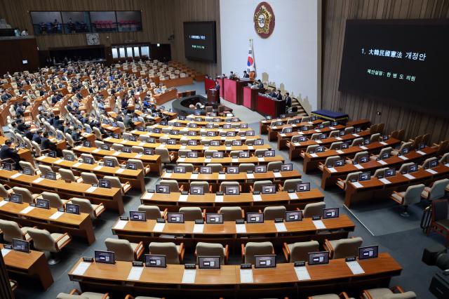 한병도 더불어민주당 원내대표가 7일 국회에서 열린 제435회 임시회 제1차 본회의에서 대한민국헌법 개정안에 대한 제안 설명을 하고 있다 사진연합뉴스