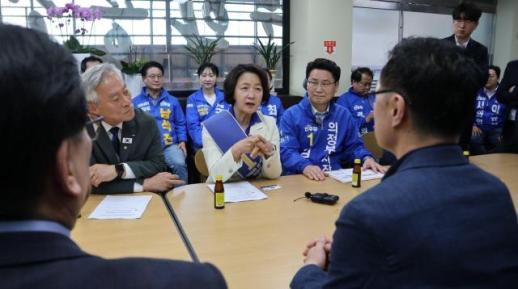 [6·3 지방선거] 추미애 경기도지사 후보, 전통시장 안전 현안 청취…"안심하고 찾는 시장 만들 것"