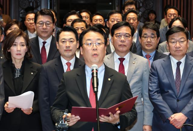 곽규택 국민의힘 수석대변인이 7일 국회에서 열린 의원총회에서 장동혁 대표와 송언석 원내대표를 비롯한 의원들을 대표해 개헌과 관련한 성명서를 낭독하고 있다 사진연합뉴스