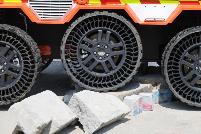 Unmanned firefighting robot FIRO demonstrates obstacle navigation at the unmanned firefighting robot naming ceremony and demonstration held at Gyeonggi Fire Service Academy in Yongin Gyeonggi Province May 7 2026 AJP Han Jun-gu