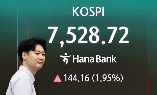 7일 서울 중구 하나은행 딜링룸 현황판에 코스피가 표시되고 있다 이날 코스피는 전 거래일 대비 11451포인트155 오른 749907에 코스닥은 066포인트005 오른 121083에 개장했다 코스피는 장중 7500을 돌파하며 또 최고치를 경신했다 사진연합뉴스