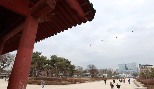 서울 종묘 외대문 밖에서 재개발로 지어질 세운4구역 내 고층 건물과 비슷한 높이의 서울시가 띄운 애드벌룬이 보인다 사진연합뉴스
  