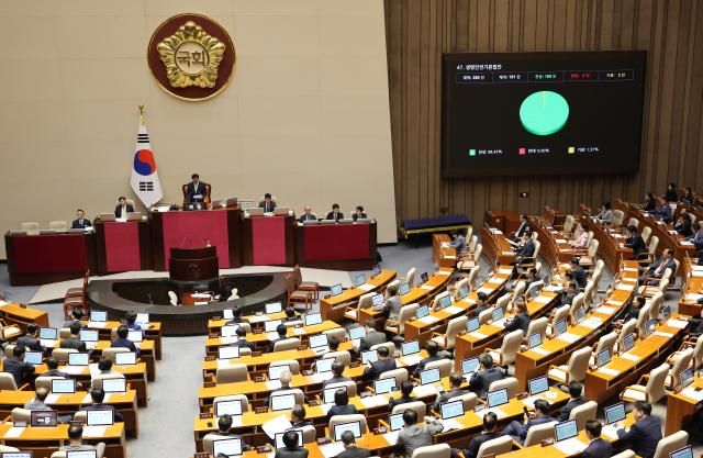 7일 국회에서 열린 5월 임시국회 제1차 본회의에서 생명안전기본법안이 가결되고 있다 사진연합뉴스