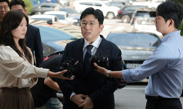 IPO를 앞두고 투자자들을 속여 지분을 팔게 한 의혹을 받는 방시혁 하이브 의장이 지난해 9월 15일 서울 마포구 서울경찰청 금융범죄수사대에 피의자 신분으로 출석하며 취재진 질문에 답하고 있다 사진연합뉴스