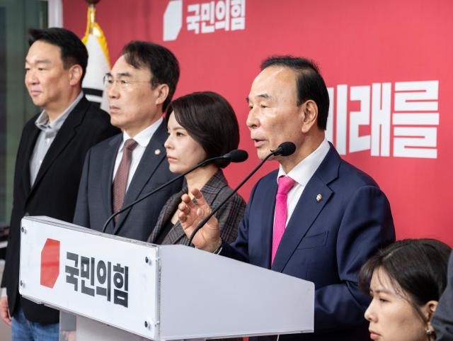박덕흠 국민의힘 중앙당 공천관리위원장이 지난 5일 서울 여의도 국민의힘 중앙당사에서 6ㆍ3 재보선 부산 북구 갑 공천 결과를 발표한 뒤 취재진 질문에 답하고 있다사진연합뉴스