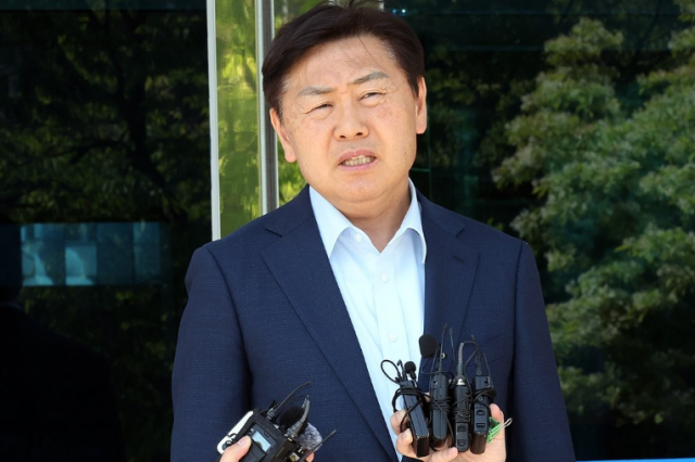 김관영 전북도지사가 제9회 전국동시지방선거 출마를 위해 지난 6일 전북선거관리위원회에서 전북도지사 예비후보 등록을 한 뒤 소감을 밝히고 있다 사진연합뉴스