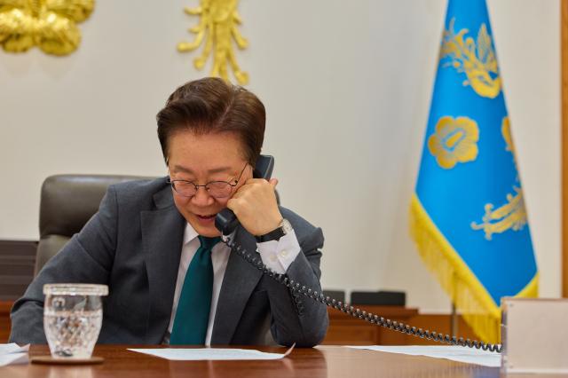이재명 대통령이 7일 청와대 집무실에서 롭 예턴 네덜란드 총리와 첫 통화를 하고 있다 사진연합뉴스