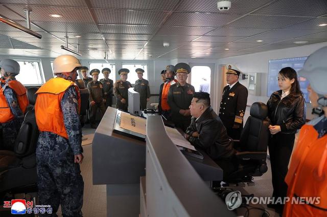  Bình Nhưỡng  Hãng thông tấn trung ương Triều Tiên KCNA  Yonhap News  KCNA ngày 85 đưa tin nhà lãnh đạo Triều Tiên Kim Jong-un hôm 75 đã trực tiếp lên tàu khu trục “Choe Hyon” để tham quan cuộc thử nghiệm đánh giá tổng hợp khả năng cơ động của con tàu trước khi chính thức đưa vào hoạt động Trong chuyến đi này con gái ông Kim là Kim Ju-ae cũng đi cùng
