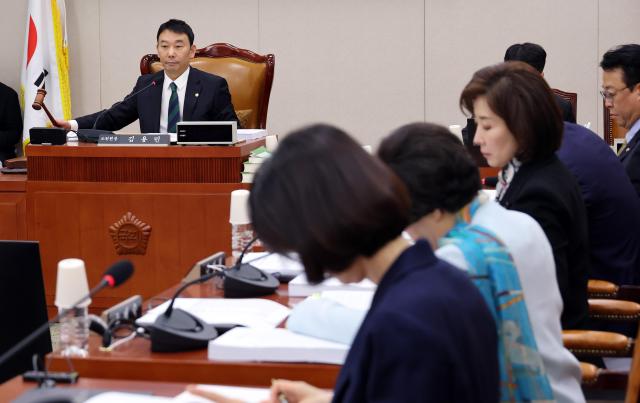 김용민 소위원장이 지난달 20일 국회에서 열린 법제사법위원회 법안심사1소위원회에서 안건을 상정하고 있다사진연합뉴스