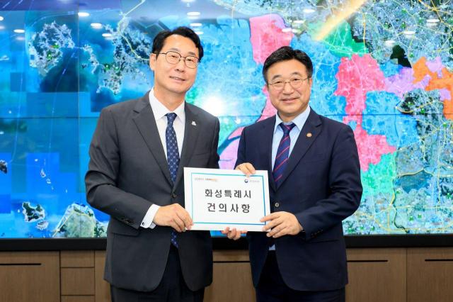 정명근 후보왼쪽가 윤호중 행정안전부장관에게 건의사항을 전달했다 사진정명근 후보 캠프
