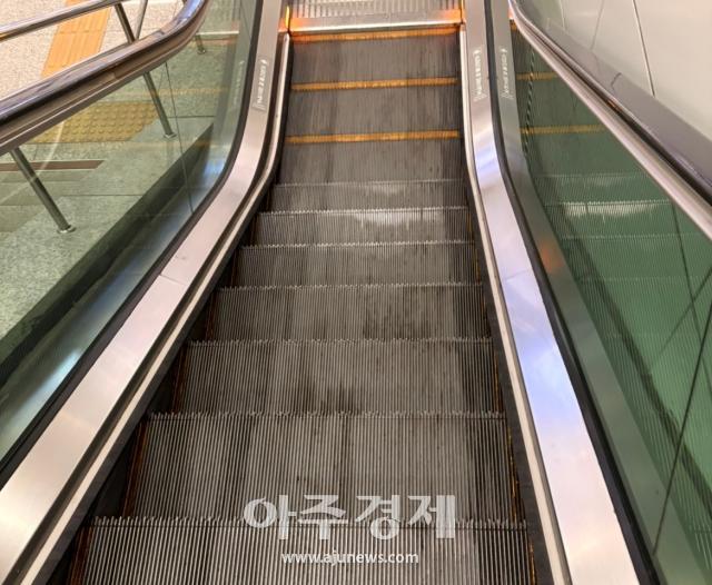 지하철  에스컬레이터 사진정세희 기자 ssss308ajunewscom