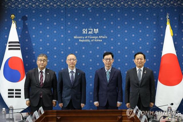 박윤주 외교부 1차관과 이두희 국방부 차관이 7일 서울 종로구 정부서울청사 외교부에서 열린 제14차 한일 안보정책협의회에서 후나코시 다케히로 외무사무차관 가노 고지 방위심의관과 회의 시작에 앞서 기념 촬영하고 있다 사진연합뉴스